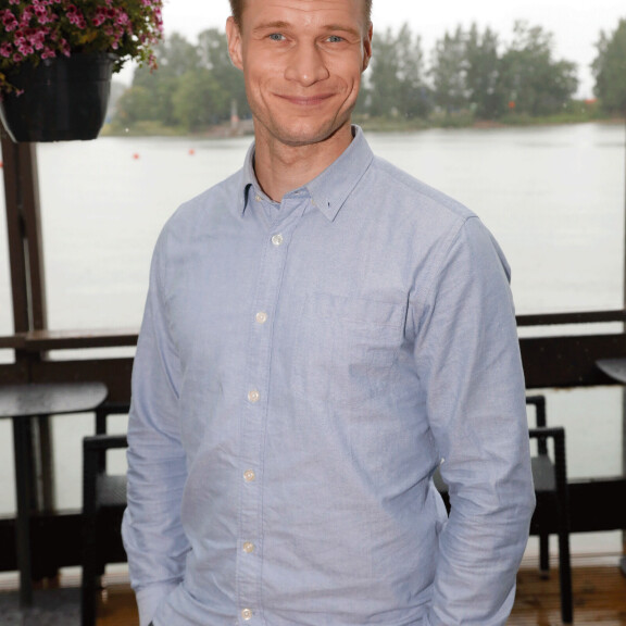 Jonas Saari on tehnyt viitisen vuotta teatteria. Olisiko nyt tv-läpimurron aika? Jonas Saari on tehnyt viitisen vuotta teatteria. Olisiko nyt tv-läpimurron aika?