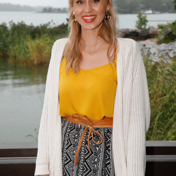 Porilaislähtöinen Mira Rastas esittää Rantabaarissa toimittaja-Minnaa. – Rooli on debyyttini tv-puolelle. On tuntunut tosi kivalta päästä tekemään tällaista projektia. Porilaislähtöinen Mira Rastas esittää Rantabaarissa toimittaja-Minnaa. – Rooli on debyyttini tv-puolelle. On tuntunut tosi kivalta päästä tekemään tällaista projektia.