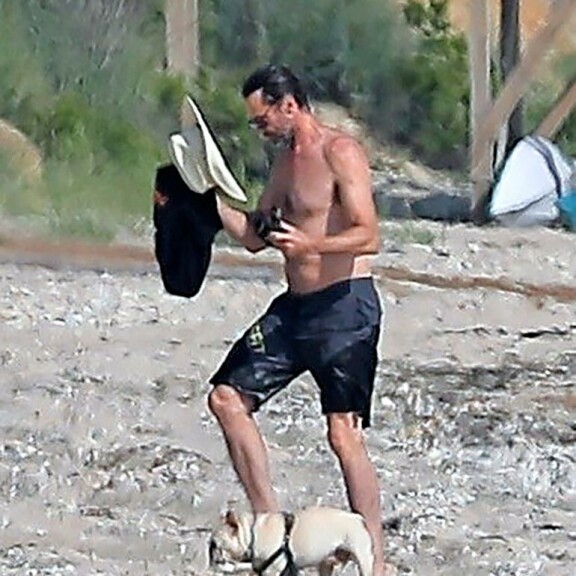 Kendall Jenner kirmaili bikineissä, Matt Damon riisui paitansa: maailmantähdet pakenivat koronakesän helteitä merenrantaan – kuvat! Hugh Jackman