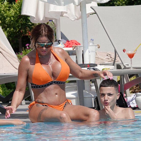 No nyt! Brittihottis Katie Price jättirintoineen ällistytti Turkissa - paparazzikuvat! Katie Price