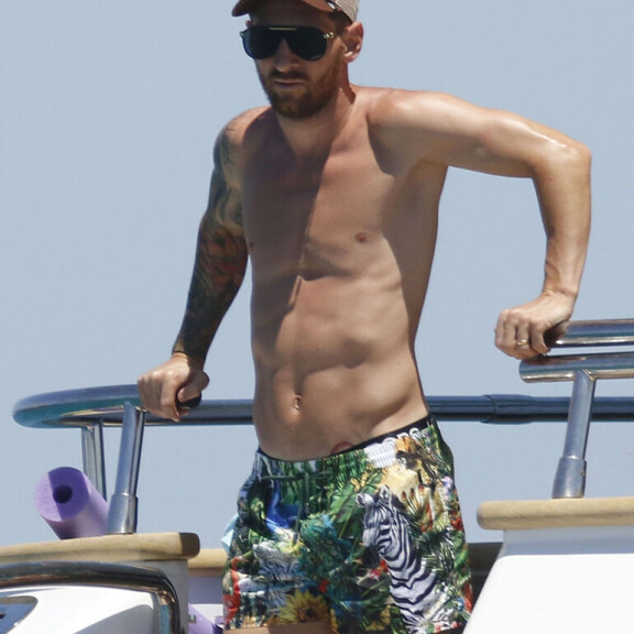 Vapise Ronaldo! Paidattomana superkuuma Lionel Messi futisfrendeineen ja vaimoineen näyttää, mikä on kuuminta HOTTIA - paparazzikuvat! Lionel Messi