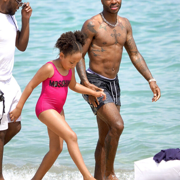 Vapise Ronaldo! Paidattomana superkuuma Lionel Messi futisfrendeineen ja vaimoineen näyttää, mikä on kuuminta HOTTIA - paparazzikuvat! Raheem Sterling