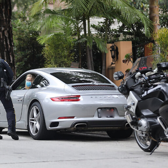 Nyt kävi käry! Frendit-tähti aamukaahaili Porschellaan poliisin haaviin - karut paparazzikuvat! Lisa Kudrow