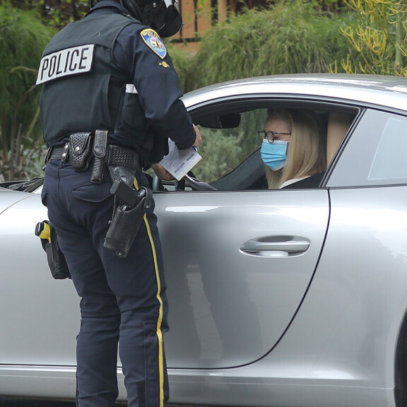Nyt kävi käry! Frendit-tähti aamukaahaili Porschellaan poliisin haaviin - karut paparazzikuvat! Lisa Kudrow