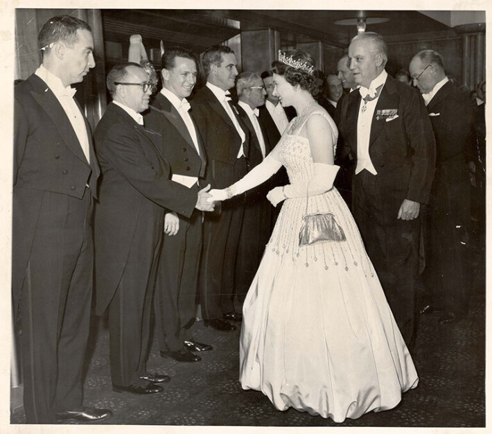 Isoäidin vintage-mekko lainassa! Kuvassa kuningatar Elisabet saapuu Lawrence of Arabia -elokuvan ensi-iltaan vuonna 1962. Tämän mekon Elisabet antoi lainaan prinsessa Beatricille. Kuningatar Elisabet