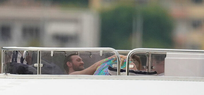 UFC-tähti Conor McGregorin seksisessio tallentui paparazzin kameraan! Heilutti peittoa vaimonsa kanssa ökyjahdin kannella - kuvat! Conor ja dee devlin