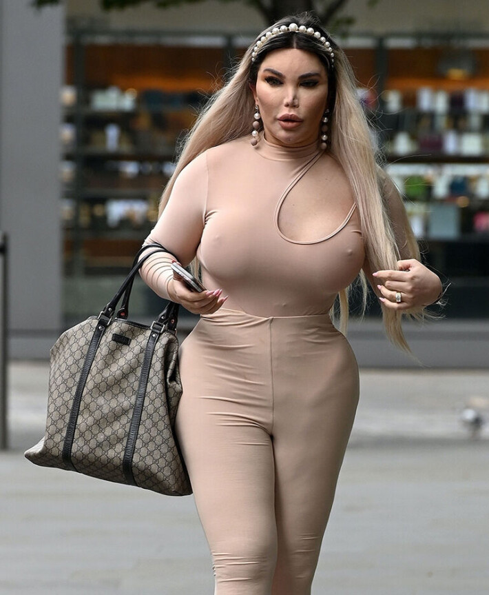 Entinen ihmis-Ken Jessica Alves käänsi päät hullunkurisessa nänniasussa uuden peppuoperaation jälkeen: liki kaikki näkyy kankaan alta - paparazzikuvat! rodrigo alves