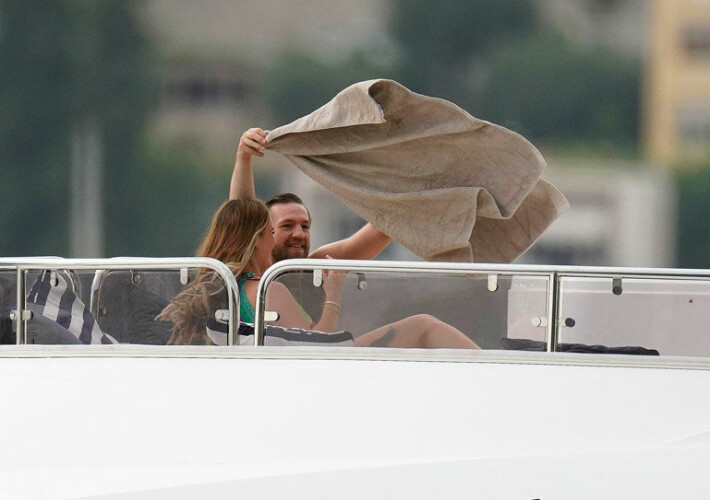 UFC-tähti Conor McGregorin seksisessio tallentui paparazzin kameraan! Heilutti peittoa vaimonsa kanssa ökyjahdin kannella - kuvat! Conor ja dee devlin