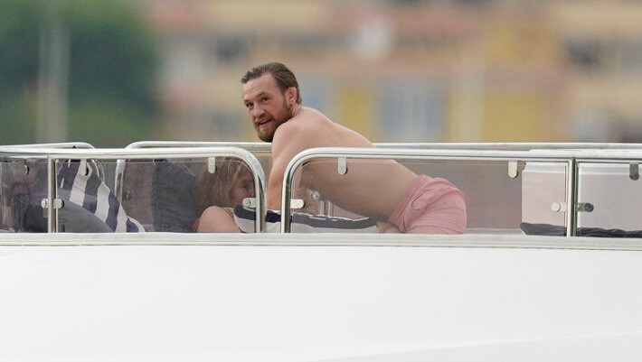 UFC-tähti Conor McGregorin seksisessio tallentui paparazzin kameraan! Heilutti peittoa vaimonsa kanssa ökyjahdin kannella - kuvat! Conor McGregor