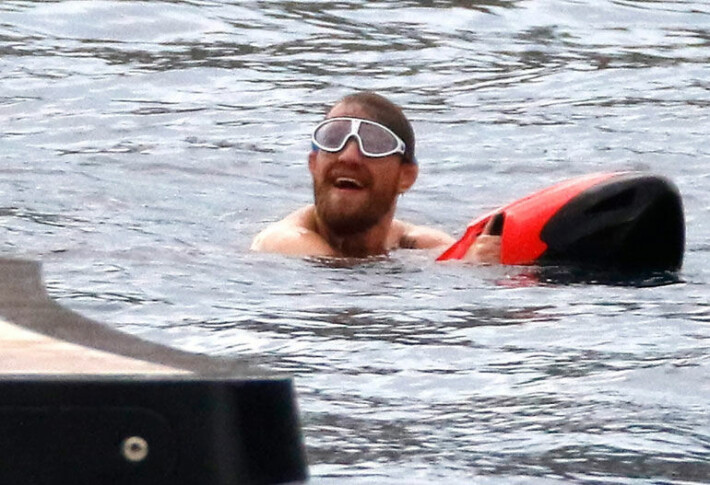 UFC-tähti Conor McGregorin seksisessio tallentui paparazzin kameraan! Heilutti peittoa vaimonsa kanssa ökyjahdin kannella - kuvat! conor ui
