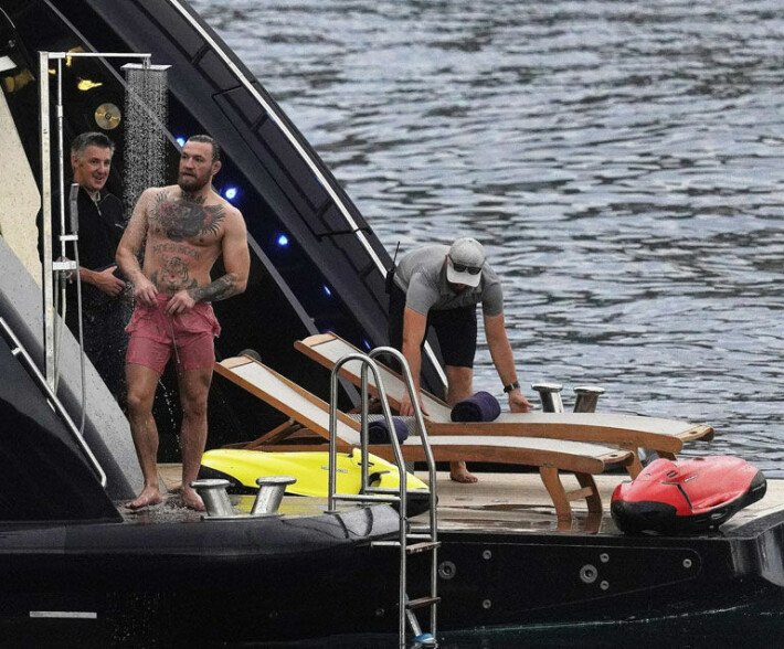 UFC-tähti Conor McGregorin seksisessio tallentui paparazzin kameraan! Heilutti peittoa vaimonsa kanssa ökyjahdin kannella - kuvat! conor ui