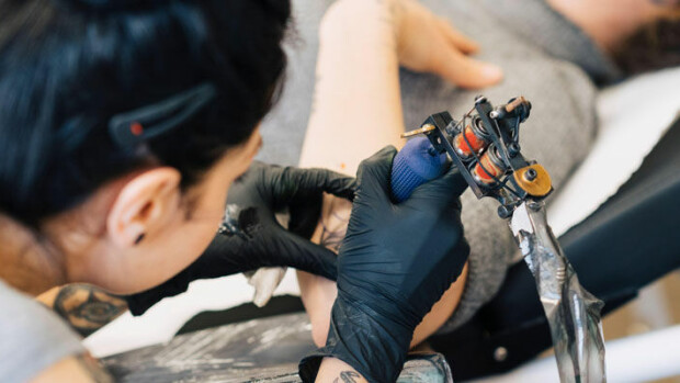 Kasperi Kapasen exä Annika Boronille on ilmestynyt kylkeen miekkavalas – esittelee videolla kaikki tatuointinsa: Näitä on 10 tai 11! tattooing stock