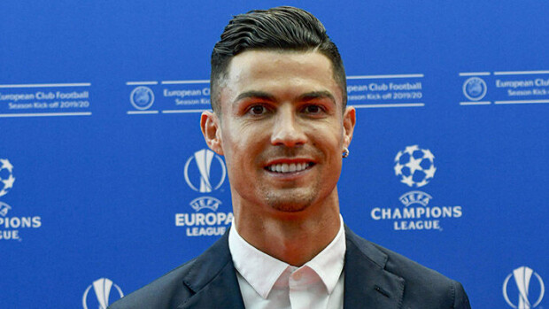Ovatko nämä järjettömät vatsalihakset tottakaan? Cristiano Ronaldo poseerasi pikkupöksyissään, varjokuva paljastaa Georgina-rakkaan puuhat - kuva! Christiano Ronaldo