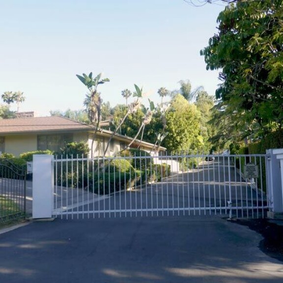 Tähän Angelinan hulppeaan huvilaan Brad päräytti prätkällään. Kämpän arvo on noin 22 miljoonaa. Tähän Angelinan hulppeaan huvilaan Brad päräytti prätkällään. Kämpän arvo on noin 22 miljoonaa.