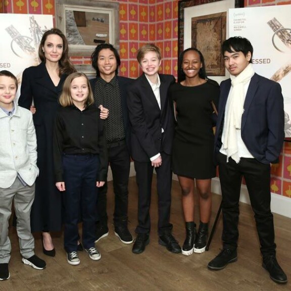 Parilla on yhteisiä lapsia kaikkiaan kuusi. Kuvassa Angelinan lisäksi kaksoset Vivienne ja Knox, Maddox, Pax, Shiloh sekä Zahara. Parilla on yhteisiä lapsia kaikkiaan kuusi. Kuvassa Angelinan lisäksi kaksoset Vivienne ja Knox, Maddox, Pax, Shiloh sekä Zahara.