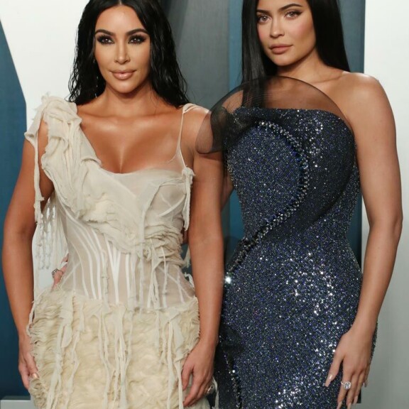 Kim Kardashianin kaupat ovat nostamassa hänet ökyklaaninsa ykköskroisokseksi ohi Kylie-siskonsa. Kim Kardashianin kaupat ovat nostamassa hänet ökyklaaninsa ykköskroisokseksi ohi Kylie-siskonsa.