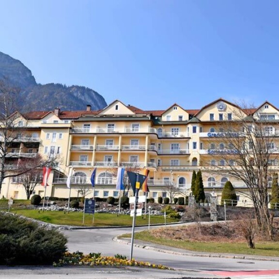 Tässä hotellissa Garmisch-Partenkirchenissä Rama pitää majaa hoviväkensä kanssa. Yllättävää on, että hotellilla on ”vain” neljä tähteä. Tässä hotellissa Garmisch-Partenkirchenissä Rama pitää majaa hoviväkensä kanssa. Yllättävää on, että hotellilla on ”vain” neljä tähteä.