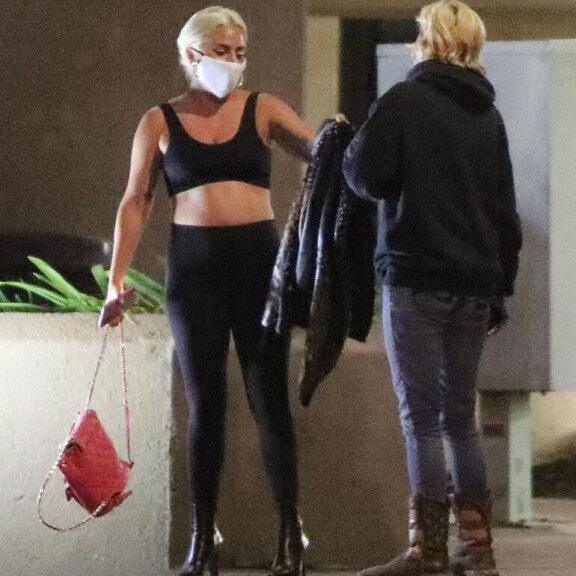 Hollywood-kaunottaret esittelevät seksikästä kesämuotia: kevyet rintsikkatopit ja legginsit - ota tästä mallia! Lady Gaga