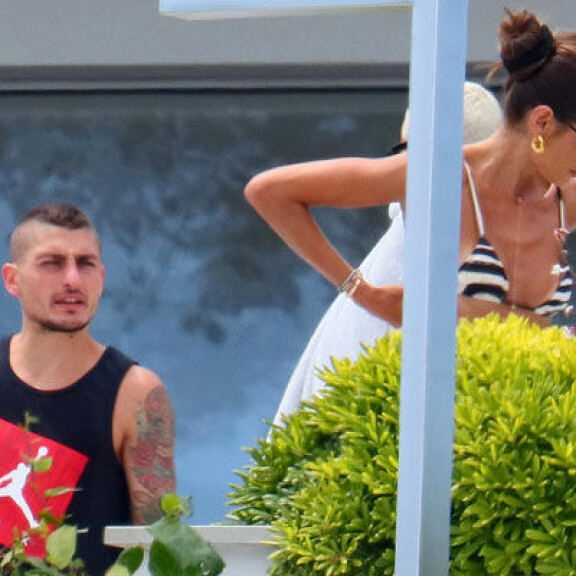 Marco Verratti siristää katsettaan kohti Izabel Goulartia. Izabelle Goulart bikinit Marco Verratti Saint-Tropez