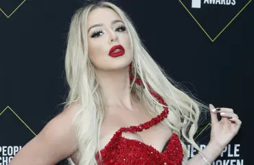 Supersuosittu YouTube-kaunotar Tana Mongeau alkoi myydä alastonkuviaan - K18-touhuja toisen povipommin kanssa: "Meidän olisi pitänyt riisuuntua aiemmin!"