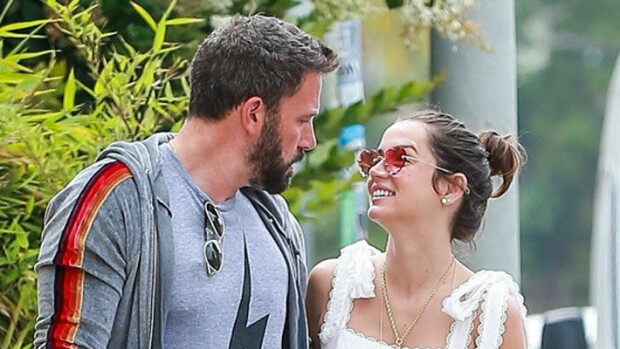 Kaunotar ja könsikäs! Vastarakastuneet Ben Affleck ja Ana de Armas hempeilivät kadulla koiriensa nähden: lemmikit muistuttavat omistajiaan - kuvat! ben affleck ja ana de armas