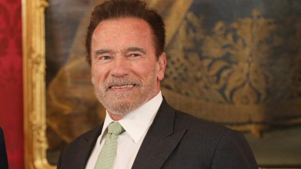 Nyt on väkevä paitavalinta! Arnold Schwarzenegger, 72, pyöräili reteästi auringossa – muistutti pukeutumisellaan vastaantulijoita nuoruusvuosiensa huippukunnosta! Arnold Schwarzenegger