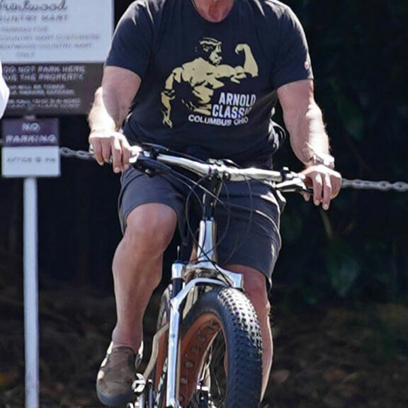 Nyt on väkevä paitavalinta! Arnold Schwarzenegger, 72, pyöräili reteästi auringossa – muistutti pukeutumisellaan vastaantulijoita nuoruusvuosiensa huippukunnosta! Arnold Schwarzenegger pyöräilemässä.