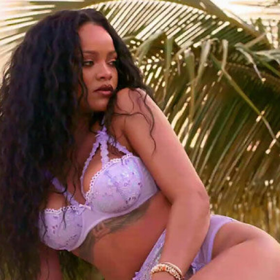 Rihanna poseeraa seksikkäästi viettelevissä alusvaatteissa – näitä kuvia katsoessa tulee jopa syyllinen olo! rihanna