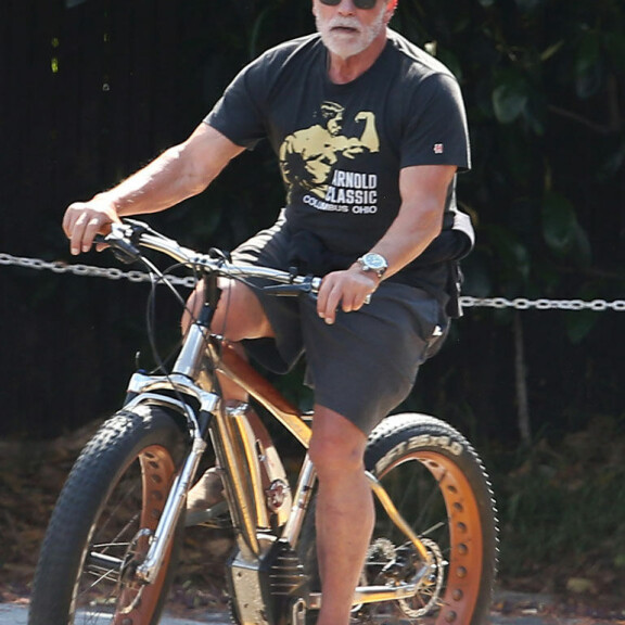Nyt on väkevä paitavalinta! Arnold Schwarzenegger, 72, pyöräili reteästi auringossa – muistutti pukeutumisellaan vastaantulijoita nuoruusvuosiensa huippukunnosta! Arnold Schwarzenegger pyöräilemässä 2.