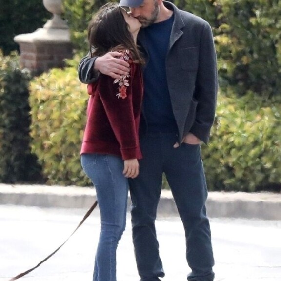 Kaunotar ja könsikäs! Vastarakastuneet Ben Affleck ja Ana de Armas hempeilivät kadulla koiriensa nähden: lemmikit muistuttavat omistajiaan - kuvat! ana pusu benille