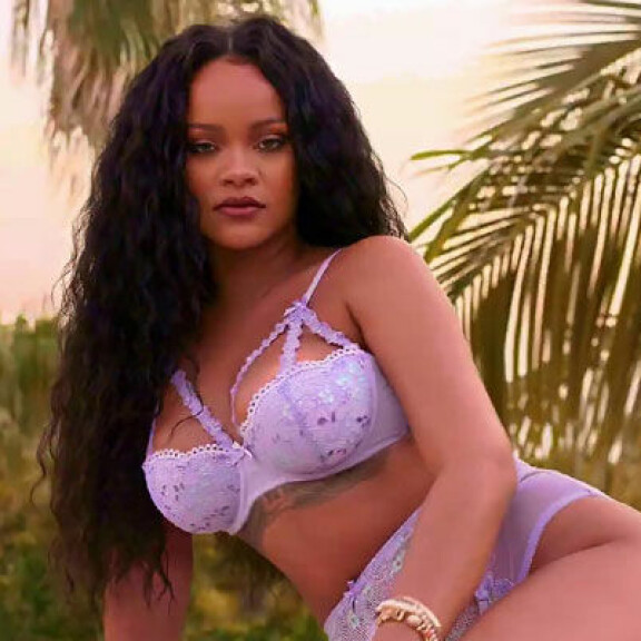 Rihanna poseeraa seksikkäästi viettelevissä alusvaatteissa – näitä kuvia katsoessa tulee jopa syyllinen olo! riri katse