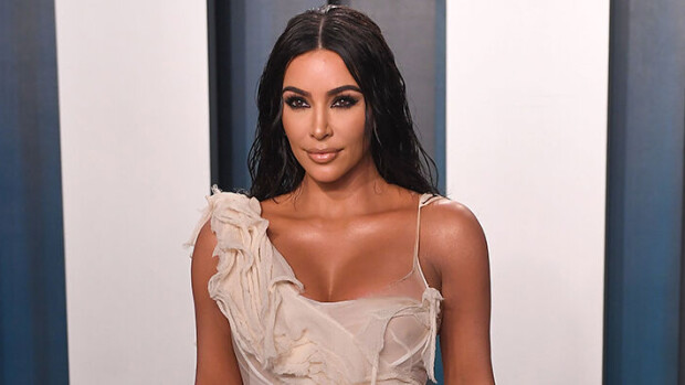 Liki alaston Kim Kardashian poseeraa erotiikkaa tihkuvasti kuntosalilla - pystyisitkö treenaamaan näin vähäpukeisena? Katso kuvat! Kim Kardashian