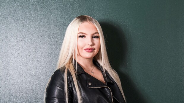 'En ole seksilelu tai mälliämpäri' - Ex on the Beach -sarjassa kimppakivaa harrastanut Julia hukkuu miesten himoviesteihin! Julia Aaltonen