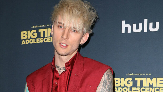 Muistatko vielä Eminemin murskaaman räppärin? Täysin tatuoitu muusikko Machine Gun Kelly lenkkeilemässä ilman paitaa – artistilla juoksukaverina pieni tyttärensä! mgk
