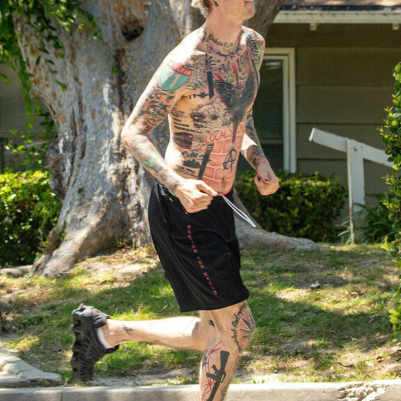 Muistatko vielä Eminemin murskaaman räppärin? Täysin tatuoitu muusikko Machine Gun Kelly lenkkeilemässä ilman paitaa – artistilla juoksukaverina pieni tyttärensä! Machine Gun Kelly lenkillä