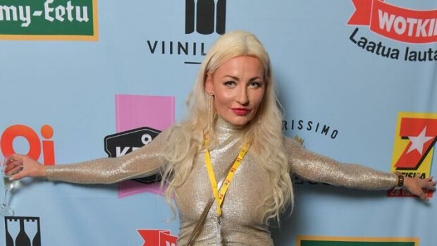 Katso kuva! Marika Fingerroos ja antava täyslaidallinen - 'Ei tarvii levittää, mut voi antaa!' wrg