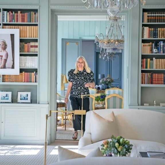 Mette-Marit on erittäin kiinnostunut sisustuksesta. Hän suosii neutraaleja värejä, mutta piristää ilmettä värikkäillä kukka-asetelmilla. Mette-Marit on erittäin kiinnostunut sisustuksesta. Hän suosii neutraaleja värejä, mutta piristää ilmettä värikkäillä kukka-asetelmilla.