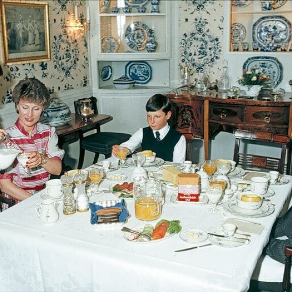 Harald ja Sonja asuivat lastensa Märtha Louisen ja Haakonin kanssa kartanossa 1970–1980-luvuilla, ennen kuin Harald kruunattiin kuninkaaksi vuonna 1991. Harald ja Sonja asuivat lastensa Märtha Louisen ja Haakonin kanssa kartanossa 1970–1980-luvuilla, ennen kuin Harald kruunattiin kuninkaaksi vuonna 1991.