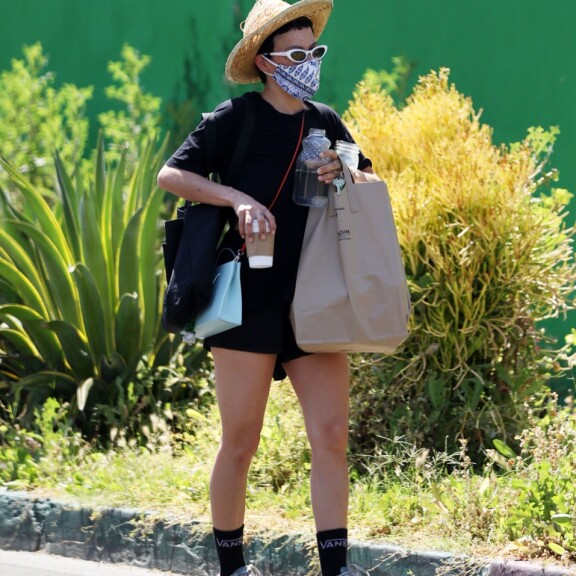 Rakkautta karanteenissa? Näyttelijä Brad Pitt hengailee tyttöystäväksi epäillyn Alia Shawkatin kanssa - Katso paparazzikuvat! Alia 2