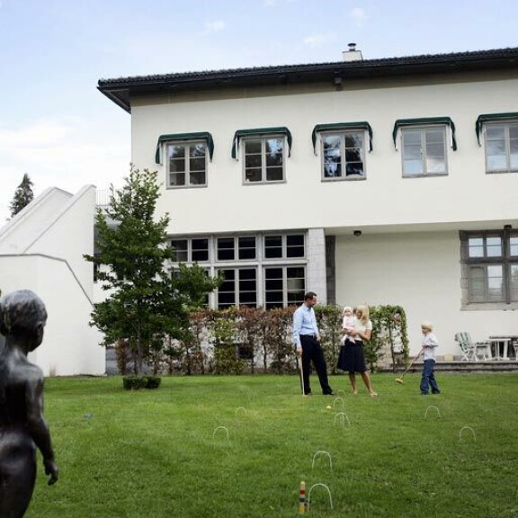 Kartano rakennettiin vuonna 1930 palaneen talon perustuksille. Kartano rakennettiin vuonna 1930 palaneen talon perustuksille.