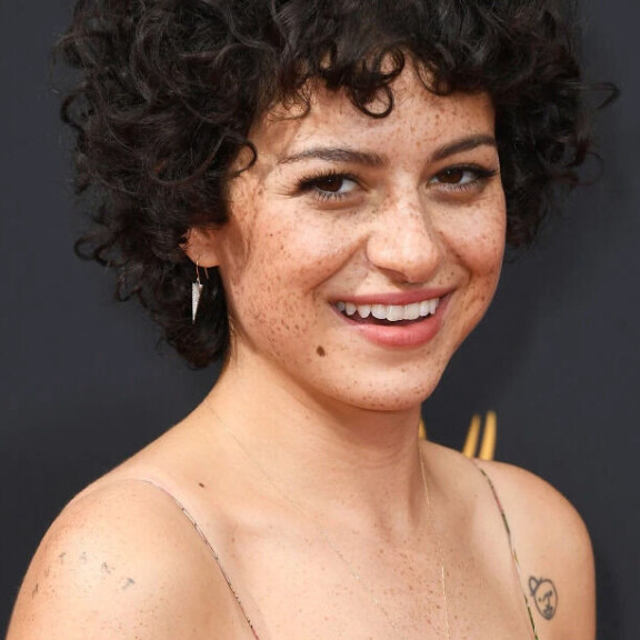 Rakkautta karanteenissa? Näyttelijä Brad Pitt hengailee tyttöystäväksi epäillyn Alia Shawkatin kanssa - Katso paparazzikuvat! Alia 3