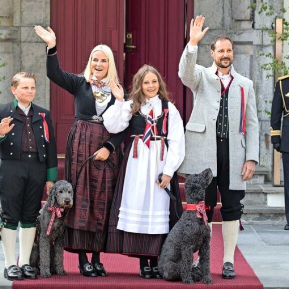 Haakon ja Mette-Marit eivät anna talossaan itsemurhan tehneen valtakunnankomissaari Josef Terbovenin haamun häiritä perheonneaan. Haakon ja Mette-Marit eivät anna talossaan itsemurhan tehneen valtakunnankomissaari Josef Terbovenin haamun häiritä perheonneaan.