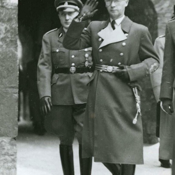 Pihapiirissä käyskentelee myös saksalaissotilas Josef Terbovenin haamu. Pihapiirissä käyskentelee myös saksalaissotilas Josef Terbovenin haamu.