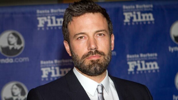 Ei näin! Ben Affleck paljastui nikotiinin orjaksi – Hollywoodin sydäntenmurskaaja tupakoi jopa suojamaski päässä! Ben Affleck