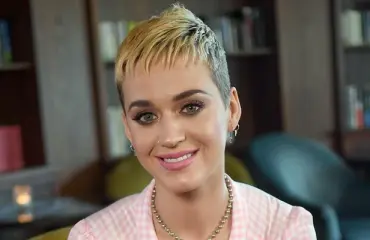 Ajankohtainen teema-asu! Raskaana oleva Katy Perry pisti tv-lähetyksessä ranttaliksi: pukeutui käsidesipulloksi!