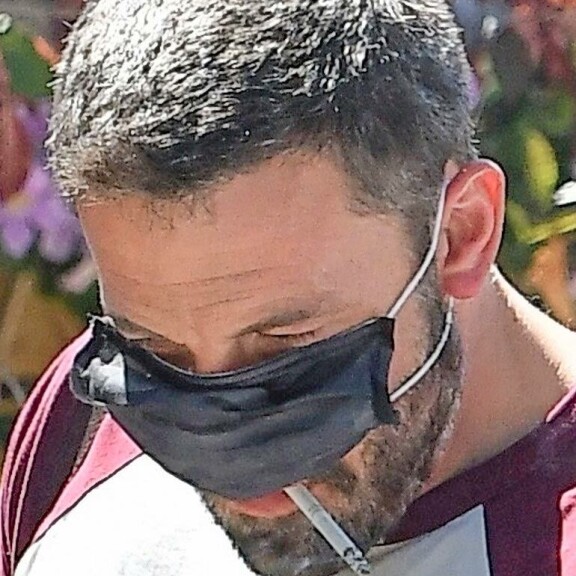 Koronasta viis! Oscarillakin palkittu Ben Affleck heivasi suojamaskinsa sivuun päästäkseen tupruttelemaan tupakkia. Koronasta viis! Oscarillakin palkittu Ben Affleck heivasi suojamaskinsa sivuun päästäkseen tupruttelemaan tupakkia.