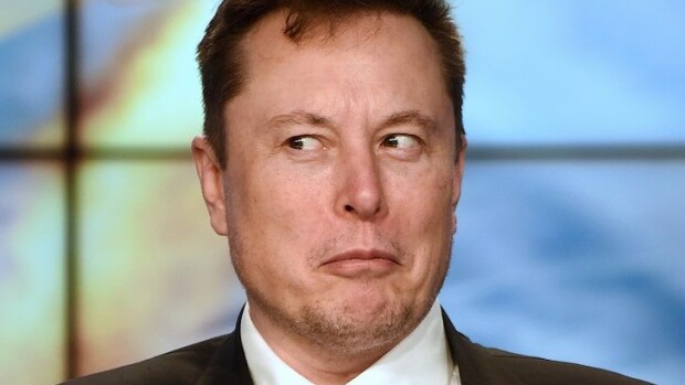 Tesla-miljardööri Elon Musk tempaisee jälleen - laittaa koko omaisuutensa myyntiin: 'En halua omistaa mitään fyysistä enää!' Elon Musk
