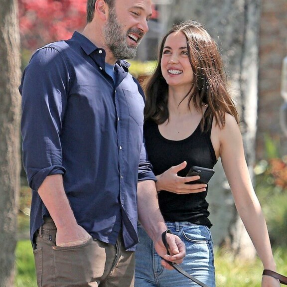 Nelikymppinen komistus heilastelee nykyään kolmekymppistä kuubalaismallia ja -näyttelijää Ana de Armasta. Nelikymppinen komistus heilastelee nykyään kolmekymppistä kuubalaismallia ja -näyttelijää Ana de Armasta.