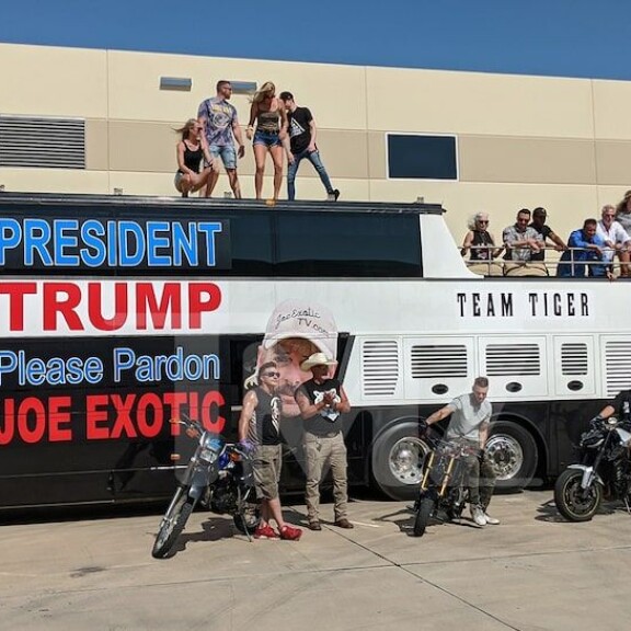 Hittisarja Tiger Kingin vankilassa istuva tähti Joe Exotic vetoaa Trumpiin: 'Armahda minut!' Tiger King - Joe Exotic Bussi