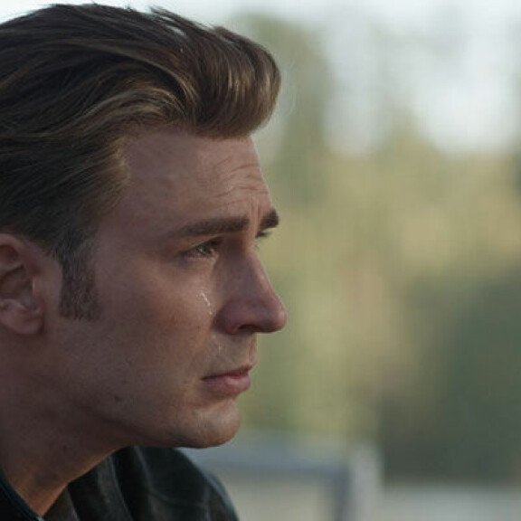 Chris Evans näytteli surevaa Kapteeni Amerikkaa Avengers: Endgame -elokuvassa, joka julkaistiin vuonna 2019. Chris Evans näytteli surevaa Kapteeni Amerikkaa Avengers: Endgame -elokuvassa, joka julkaistiin vuonna 2019.